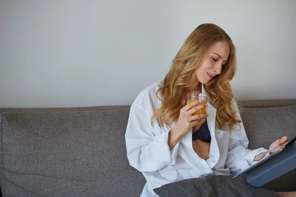 Donna sorridente con tazza di caffè rivista di lettura — Foto Stock