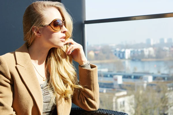 Estilo de vida de moda retrato mujer bonita — Foto de Stock