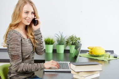 Tablet bilgisayar kullanan genç bir kadın