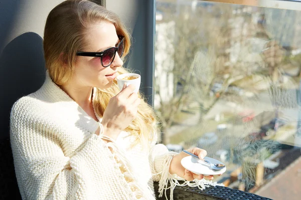 Mode Lifestyle Porträt hübsche Frau — Stockfoto