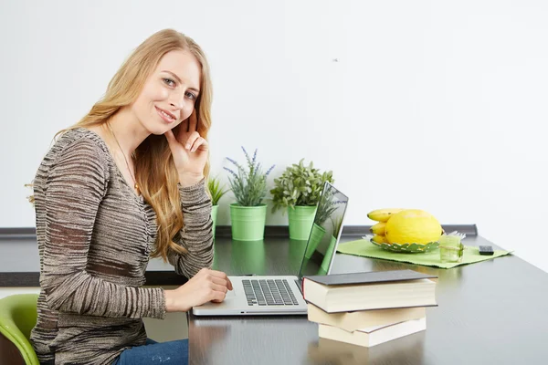 Jonge vrouw met behulp van tablet computer — Stockfoto