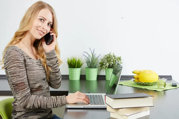 Jonge vrouw met behulp van tablet computer — Stockfoto