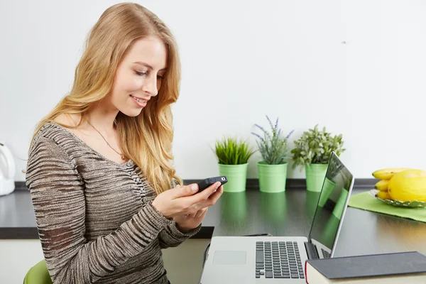 Junge Frau nutzt Tablet-Computer — Stockfoto