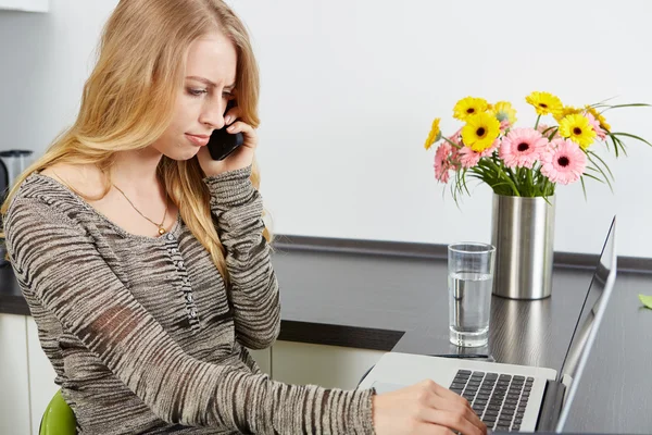 Young woman using tablet computer — Stock Photo, Image