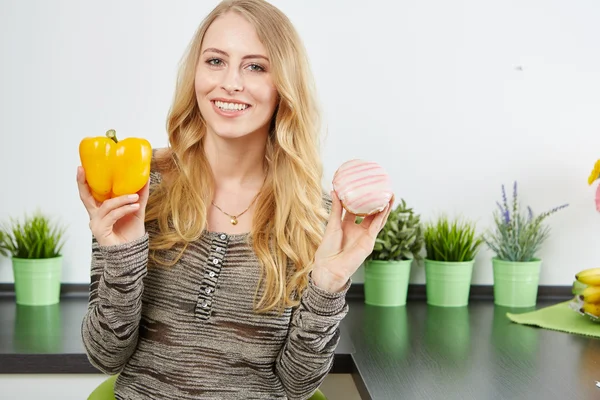 Glad ung kvinna med grönsaker — Stockfoto