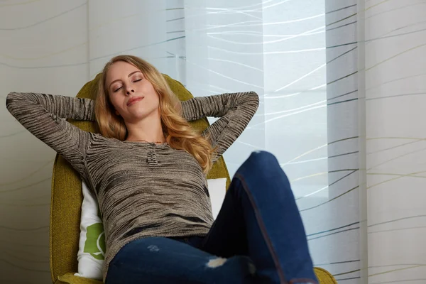 Atraente jovem mulher descansando — Fotografia de Stock