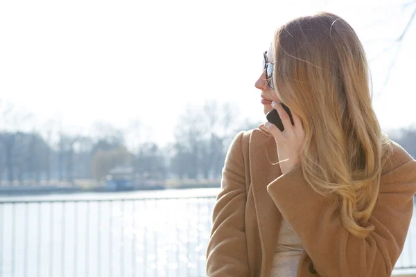 Bela mulher falando ao telefone — Fotografia de Stock