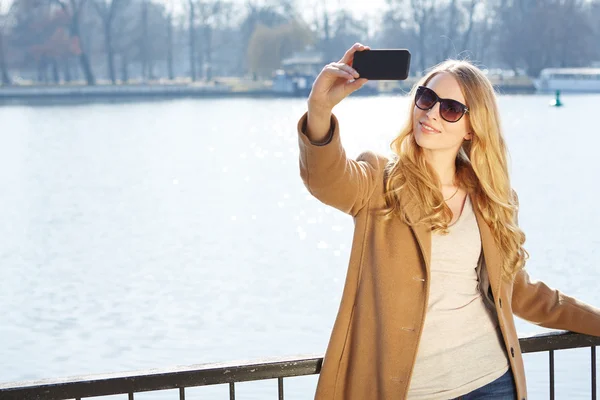 Beautiful woman talking on the phone — Stock Photo, Image