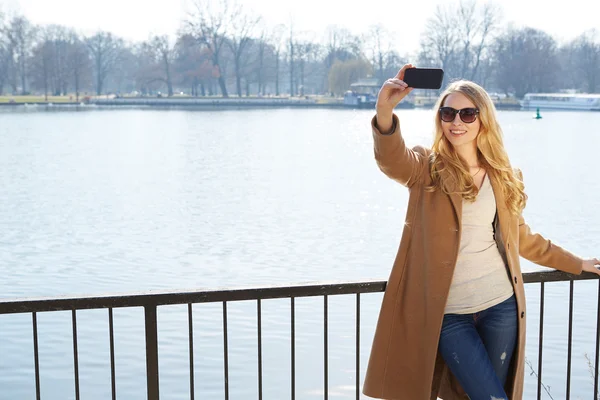 Bella donna che parla al telefono — Foto Stock