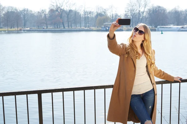 Beautiful woman talking on the phone — Stock Photo, Image