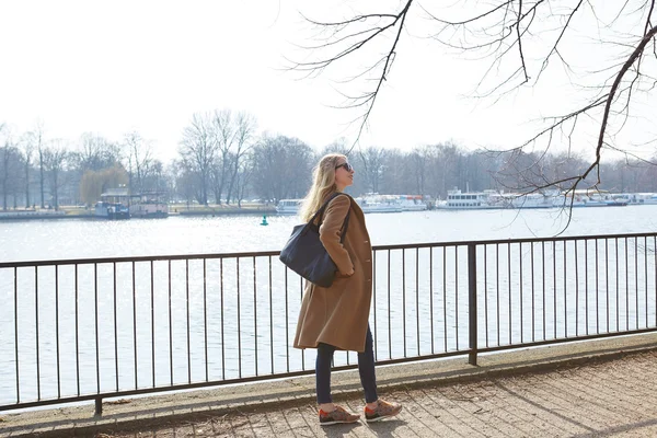 Lächelnder Rotschopf im Freien im Gegenlicht der Sonne — Stockfoto