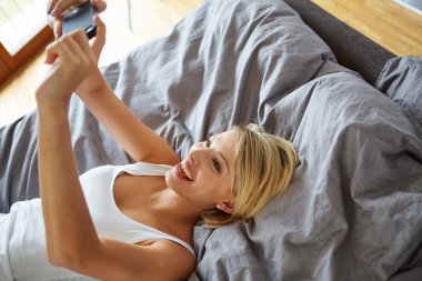 kadın üstünde belgili tanımlık yatak ve yapmak bir selfie yalan