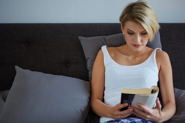 Blonďatá žena čte knihu — Stock fotografie