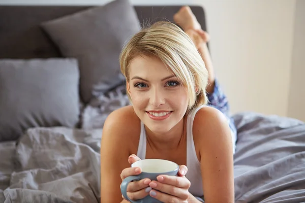 Glada leende vacker blond kvinna vaknade med kopp kaffe — Stockfoto