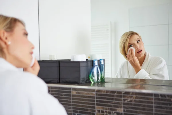 Mujer quitándose el maquillaje de la cara — Foto de Stock