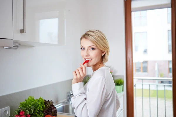 Vrouw met segmenten van paprika — Stockfoto