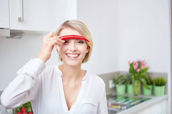 Woman showing slices of bell pepper — Stock Photo, Image