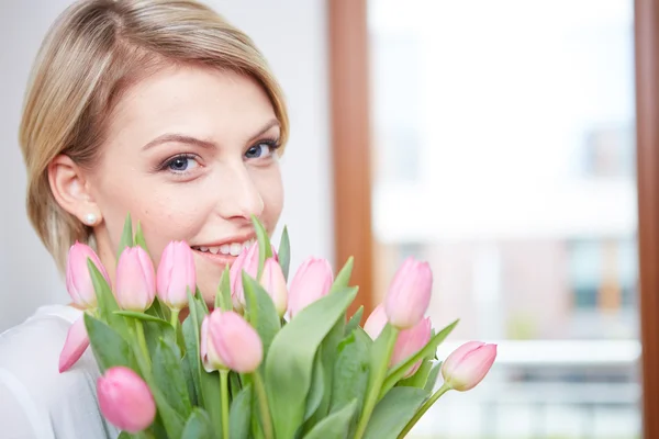 Menina loira bonita com tulipas — Fotografia de Stock