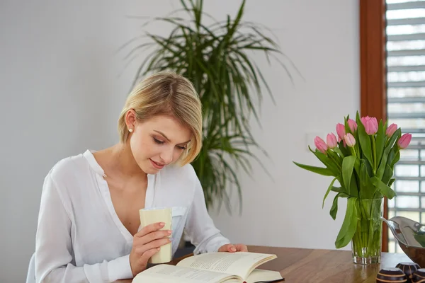 Vacker kvinna läser hennes bok — Stockfoto
