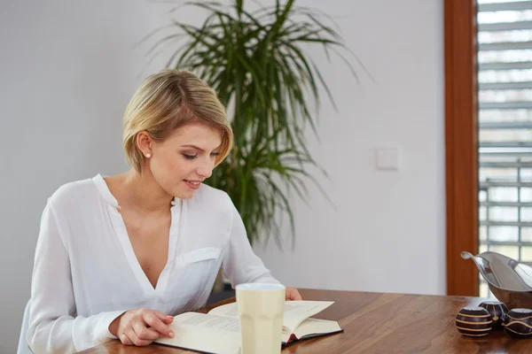 Bella donna che legge il suo libro — Foto Stock