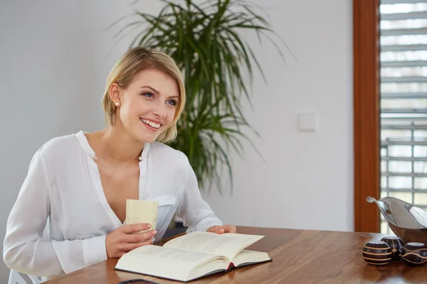 Schöne Frau liest ihr Buch — Stockfoto