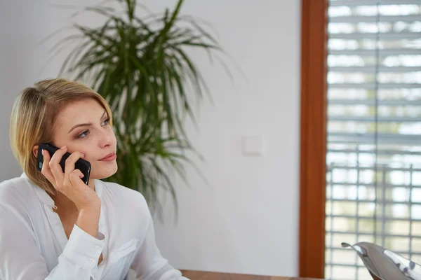 Szczęśliwa młoda kobieta rozmawiająca przez telefon komórkowy — Zdjęcie stockowe