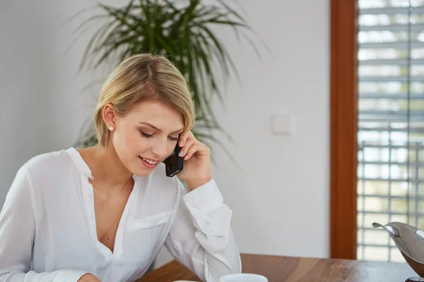 Mujer joven y feliz hablando por teléfono móvil — Foto de Stock