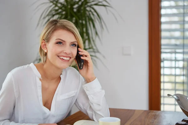 Glad ung kvinna pratar på mobiltelefon — Stockfoto