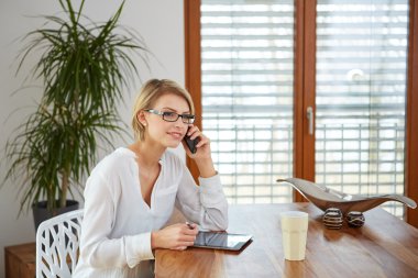 Cep telefonuyla konuşan mutlu genç bir kadın.