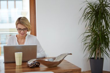 mooi meisje met een laptop