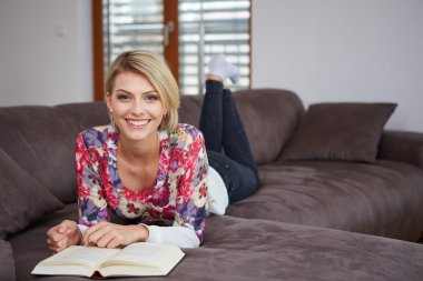 evde kitap okurken zevk kadın kanepede yatıyor