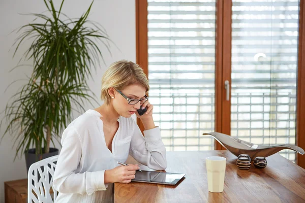 Glad ung kvinna pratar på mobiltelefon — Stockfoto