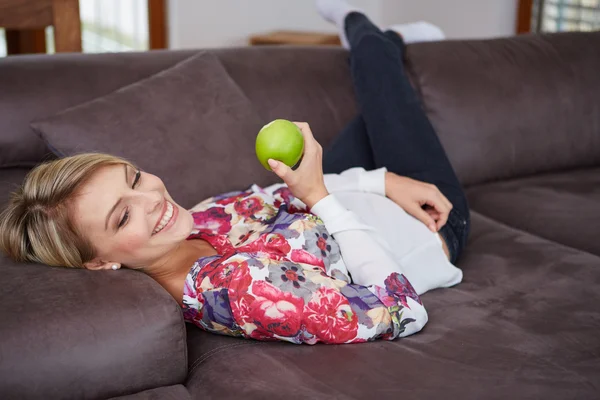 Kvinna med ett äpple i handen — Stockfoto