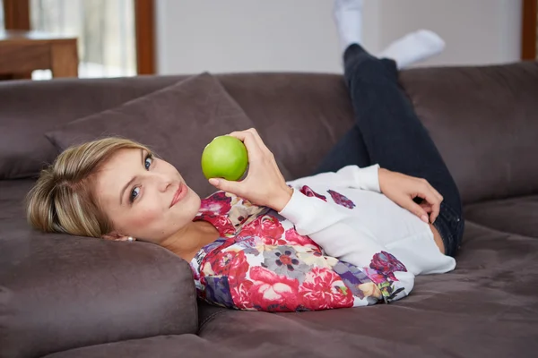 Kobieta z jabłkiem w dłoni — Zdjęcie stockowe