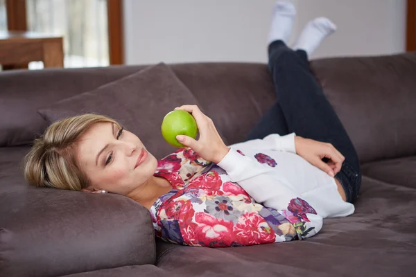 Frau mit einem Apfel in der Hand — Stockfoto