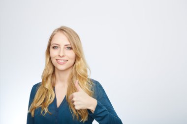 Genç kadın gösteren başparmak