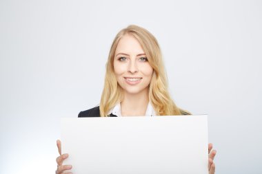 boş sunu kurulu ile güzel sarışın kız