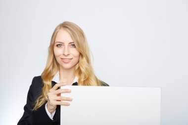 boş sunu kurulu ile güzel sarışın kız