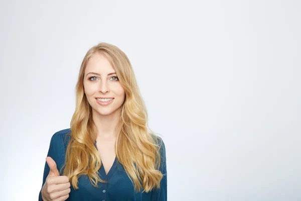 Junge Frau zeigt Daumen — Stockfoto