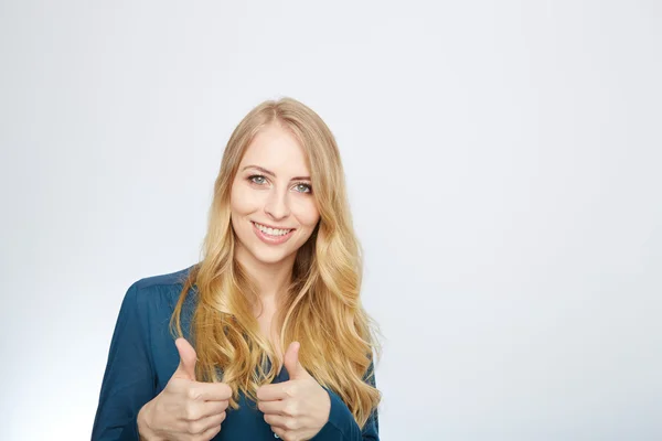 Junge Frau zeigt Daumen — Stockfoto