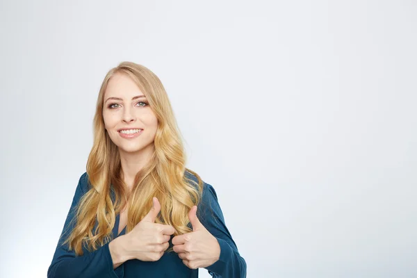 Junge Frau zeigt Daumen — Stockfoto