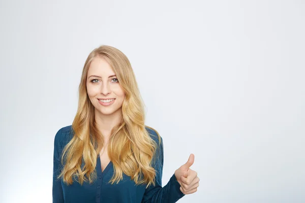 Junge Frau zeigt Daumen — Stockfoto