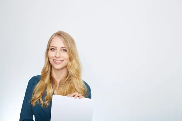 Glücklich lächelnde junge Geschäftsfrau zeigt leeres Schild — Stockfoto