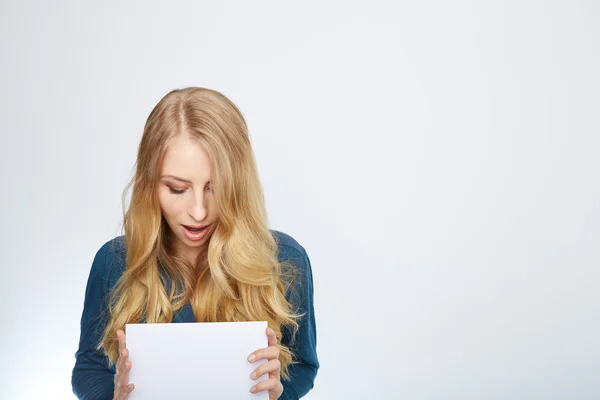 Glücklich lächelnde junge Geschäftsfrau zeigt leeres Schild — Stockfoto