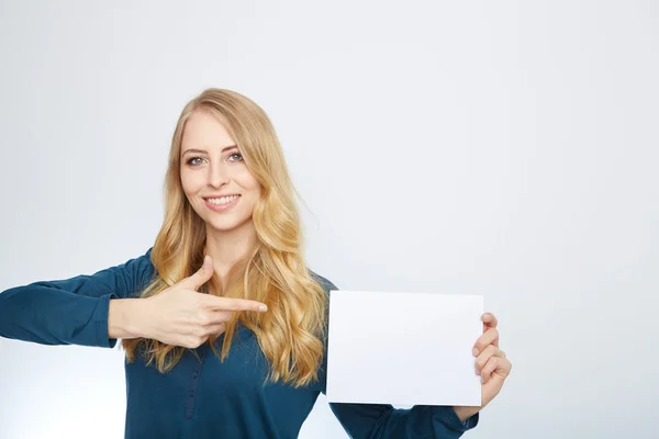 Feliz sorridente jovem empresária mostrando tabuleta em branco — Fotografia de Stock