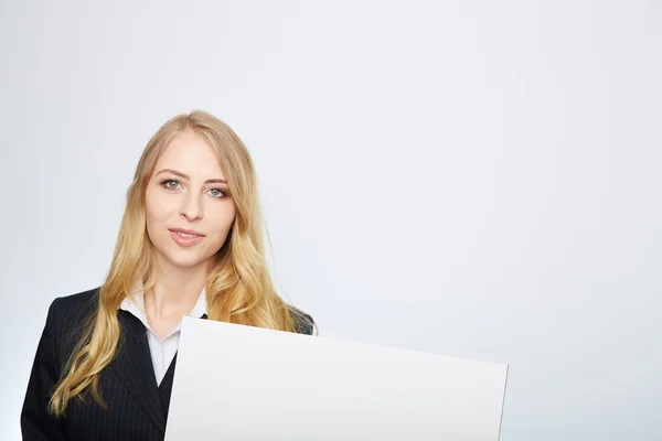 Söt blond tjej med en tom presentation styrelse — Stockfoto