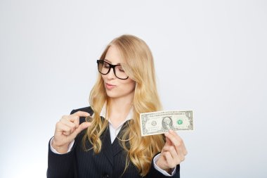 Çekici bir iş kadını. Bir dolar ve euro tutan.