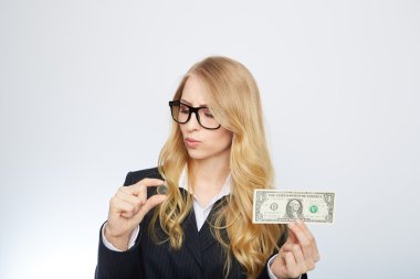 Çekici bir iş kadını. Bir dolar ve euro tutan.