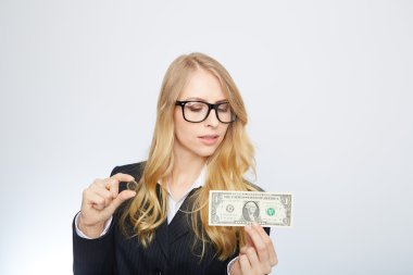 Çekici bir iş kadını. Bir dolar ve euro tutan.