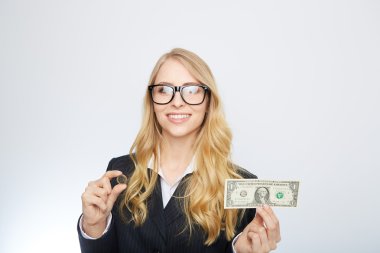 Çekici bir iş kadını. Bir dolar ve euro tutan.